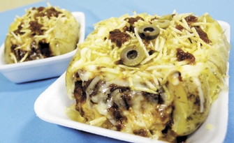 A batata recheada sai quentinha do forno